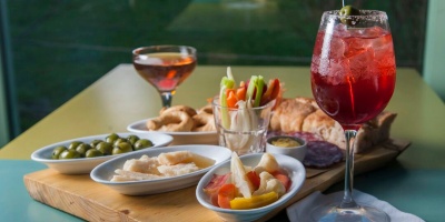 Aperitivo sotto il portico
