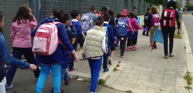 A scuola a piedi: il Comune chiede aiuto a genitori e nonni per attivare nuove linee del Piedibus